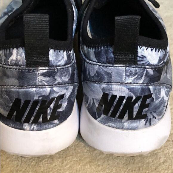 Nike Women’s Black/Grey Flowers Sneaker 8M - Picture 3 of 8